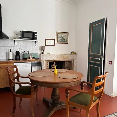 Dans Un Chateau Exceptionnel Du 18e Siecle