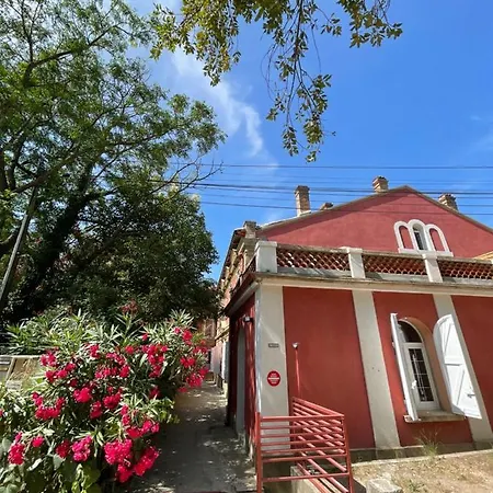 Dans Un Chateau Exceptionnel Du 18e Siecle Apartment