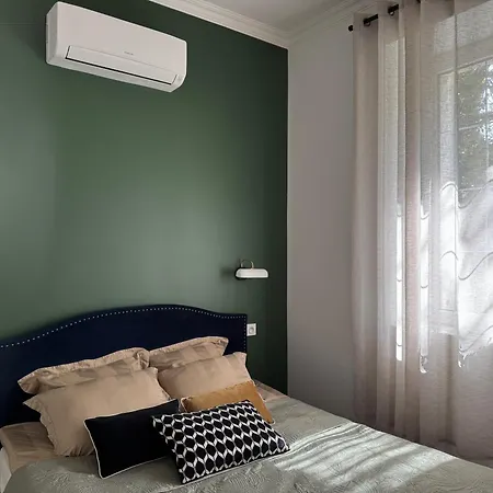 Dans Un Chateau Exceptionnel Du 18e Siecle *