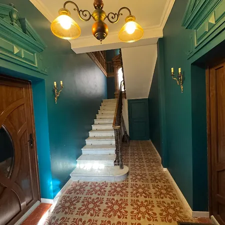 Dans Un Chateau Exceptionnel Du 18e Siecle