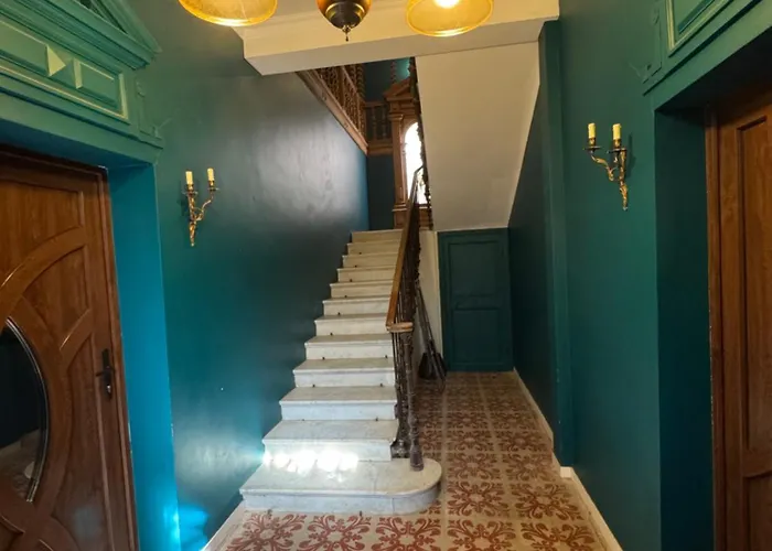 Dans Un Chateau Exceptionnel Du 18e Siecle